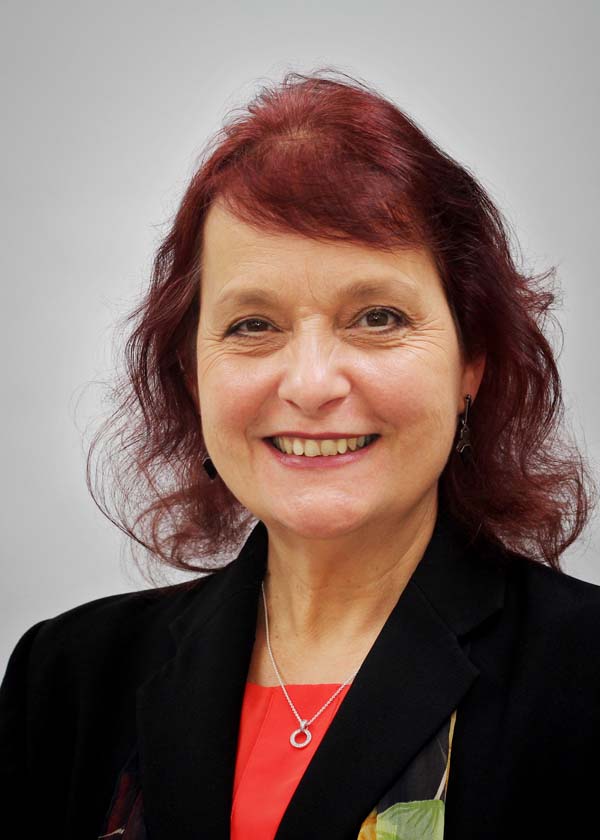Lesley Cox headshot